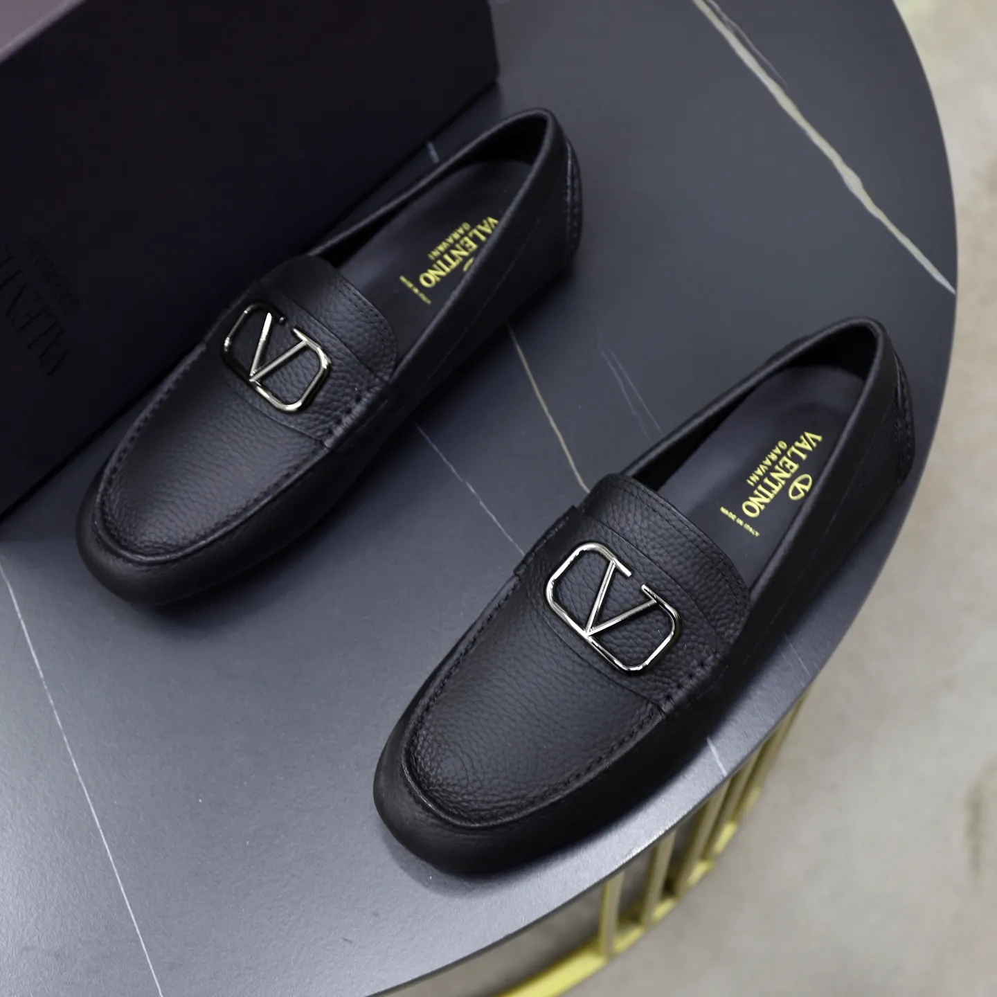 Men's shoes: 640💰VALENTINO, made of imported cowhide with imported water-dyed cow lining, iconic hardware and iconic wear-resistant outsole. 38-45 (customized at 45) VALENTINO packaging All orders enjoy the brand’s iconic product packaging